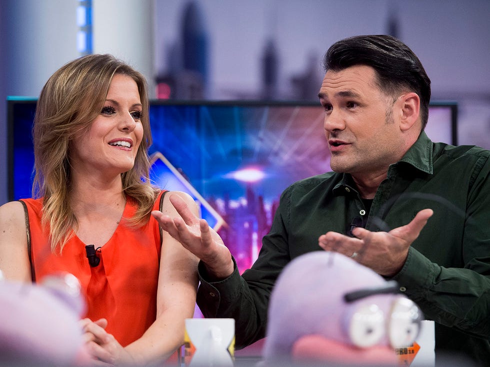 Conversation, Interaction, Event, Television program, Television presenter, Gesture, 