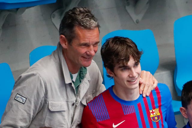 iñaki urdangarín arropa a su hijo pablo urdangarin