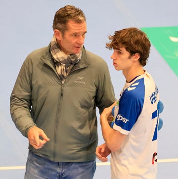 Inaki Urdangarin con su hijo Pablo Urdangarin en un partido de balonmano inaki urdangarin, vestido con vaqueros y chaqueta, y su hijo pablo urdangarin con equipacion deportiva