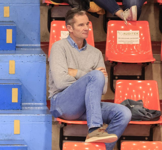 el ex marido de la infanta cristina en las gradas de un pabellon de balonmano