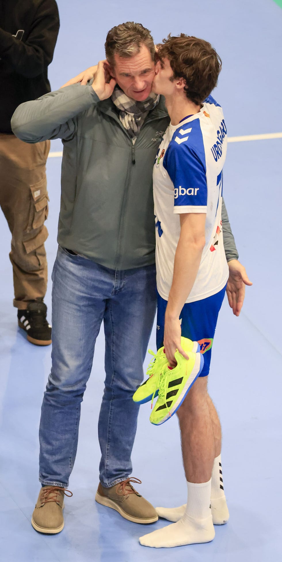 el jugador de balonmano besa a su padre en una pista de balonmano