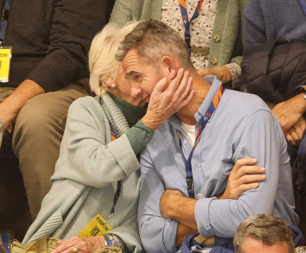 el ex de la infanta cristina y su madre en un partido de balonmano