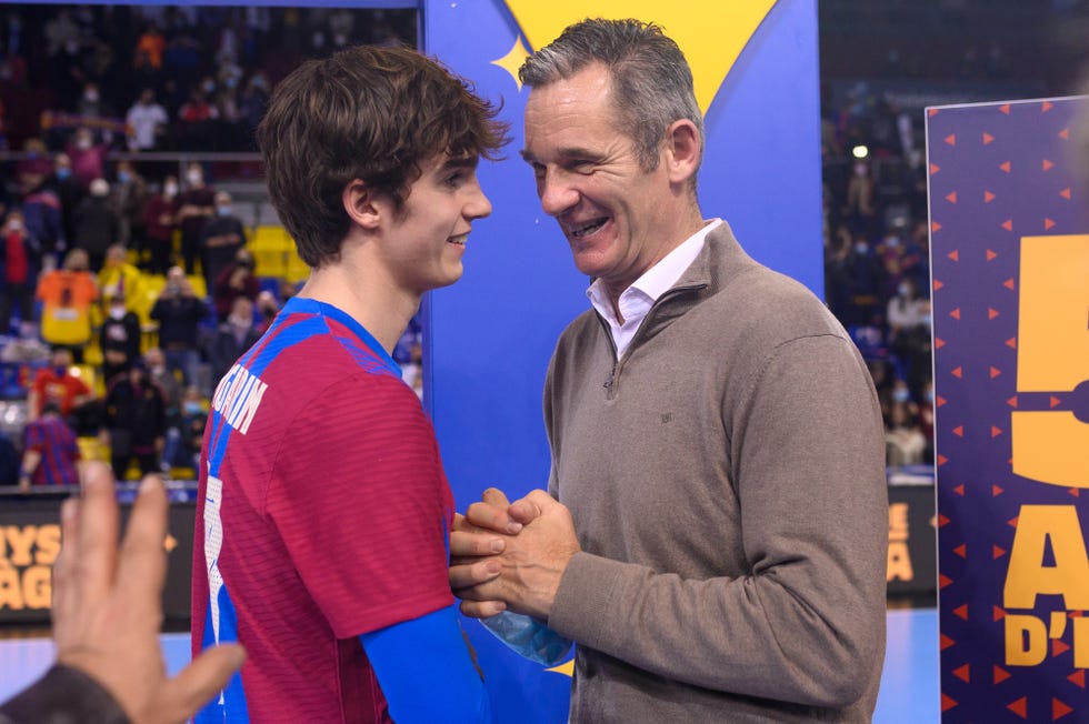 iñaki urdangarin y su hijo pablo, bonito y esperado reencuentro en la pista de balonmano