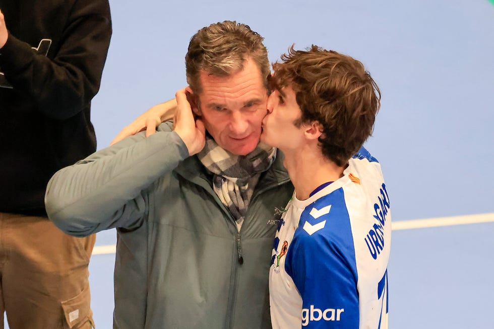 pablo urdangarin da un beso a su padre, inaki urdangarin, en mitad de un partido de balonmano