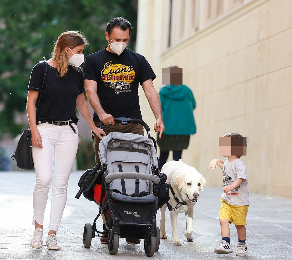 iñaki lópez y andrea ropero, con mascarillas, pasean en familia con su hijo roke y su perro malo