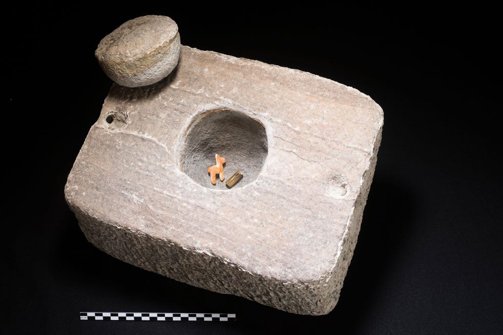 De offerdoos is gemaakt van lokaal vulkanisch gesteente en verzegeld met een ronde stenen stop In tegenstelling tot eerdere ontdekkingen was deze offergave intact en zat deze vast in het sediment Dat wijst erop dat de doos niet is verplaatst sinds deze vijfhonderd jaar geleden in het meer werd neergelaten
