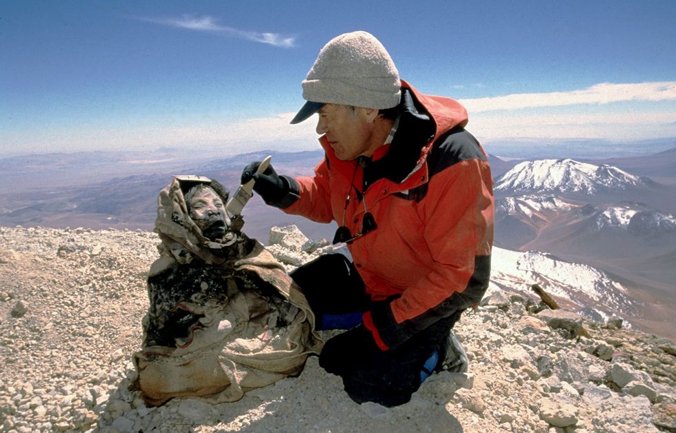 Antropoloog Johan Reinhard ontdekt in 1999 de vijfhonderd jaar oude bevroren resten van een tienermeisje dat werd geofferd aan Incagoden op een bergtop in Argentini