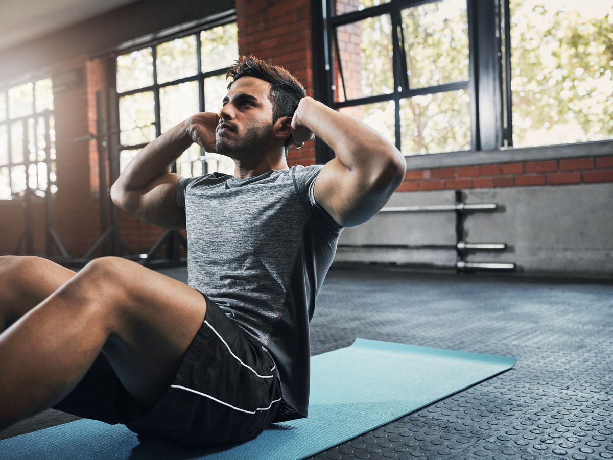 Entrenamiento de abdominales para hombres hombre con ropa deportiva  haciendo ejercicios de abdominales en el gimnasio todo tipo de  entrenamiento abdominal