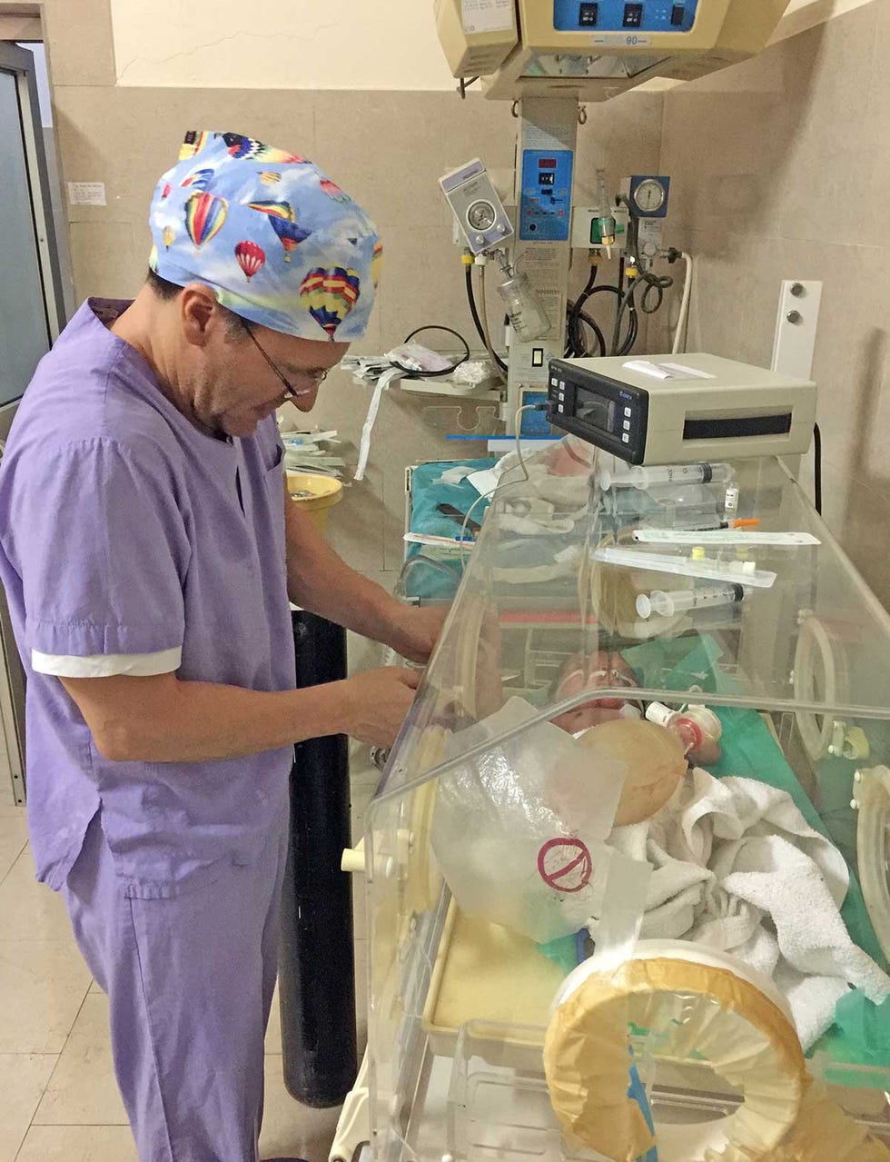 El doctor Iván Mañero trabaja en Guinea Bissau