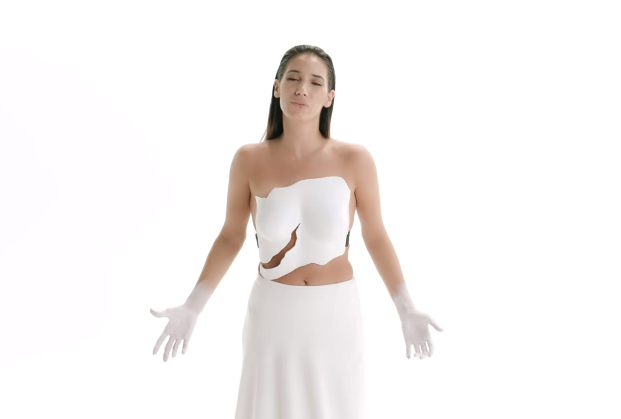 india martínez, con un look en blanco muy similar al que lució cristina pedroche en las campanadas de 2022