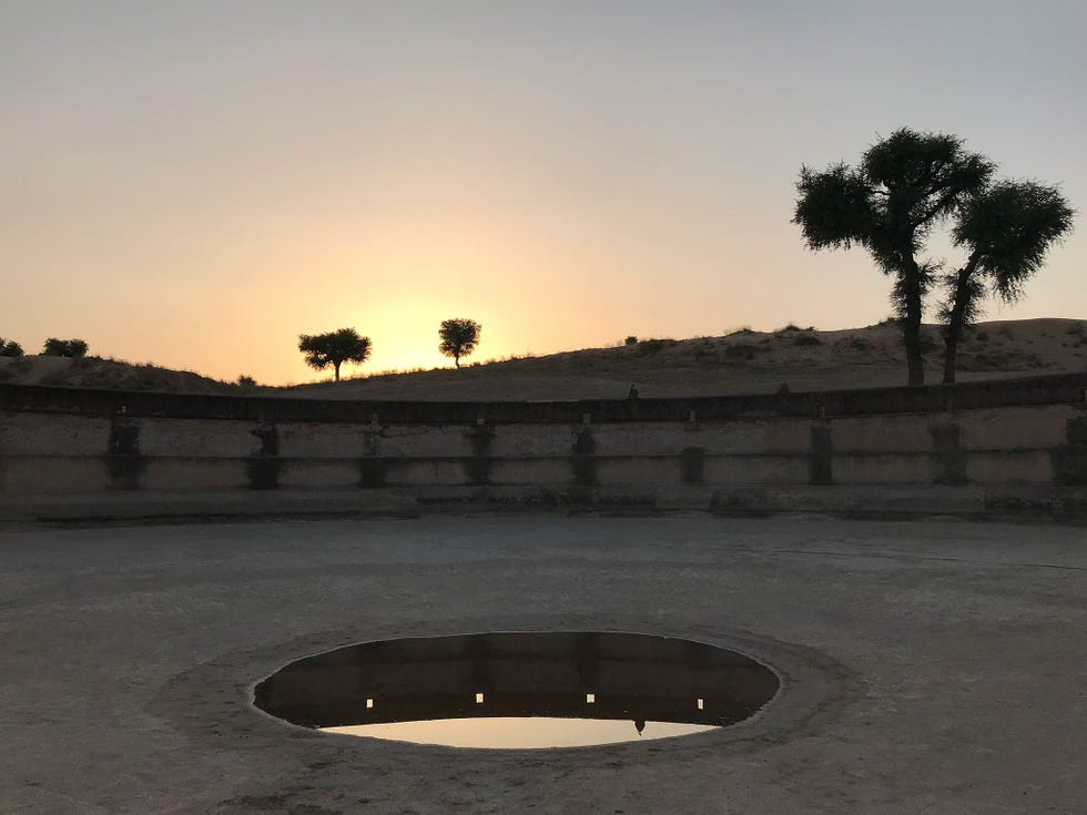 De Tharwoestijn in Rajasthan is bezaaid met eeuwenoude bronnen als deze