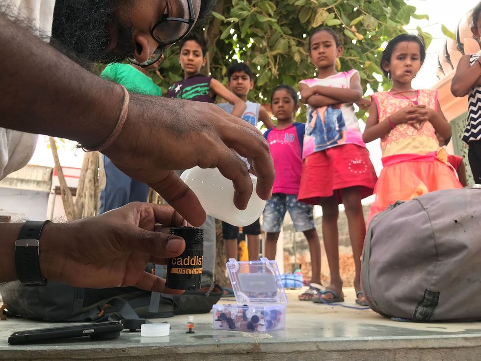 In de Tharwoestijn test Siddharth Agarwal het fluoridegehalte van het water uit dorpsputten