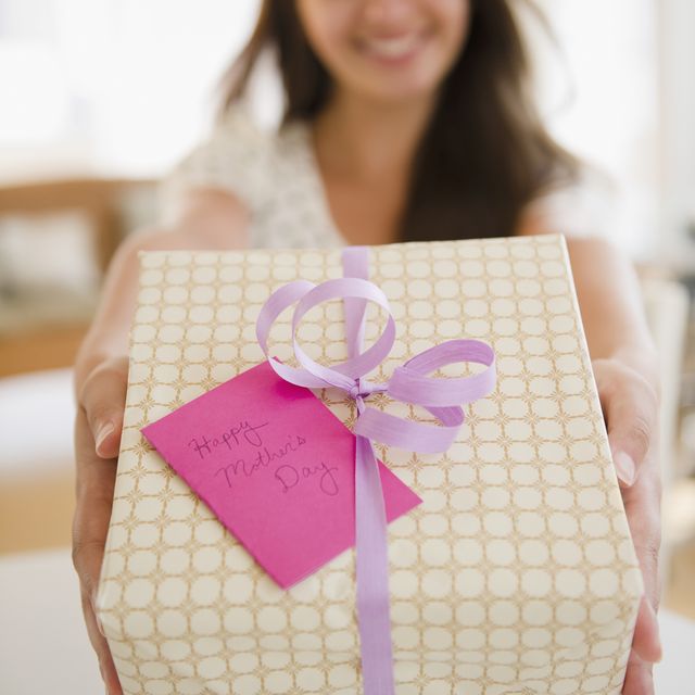 Gifts for Mom from Daughter: 15 Thoughtful Ideas that Warm Her Heart