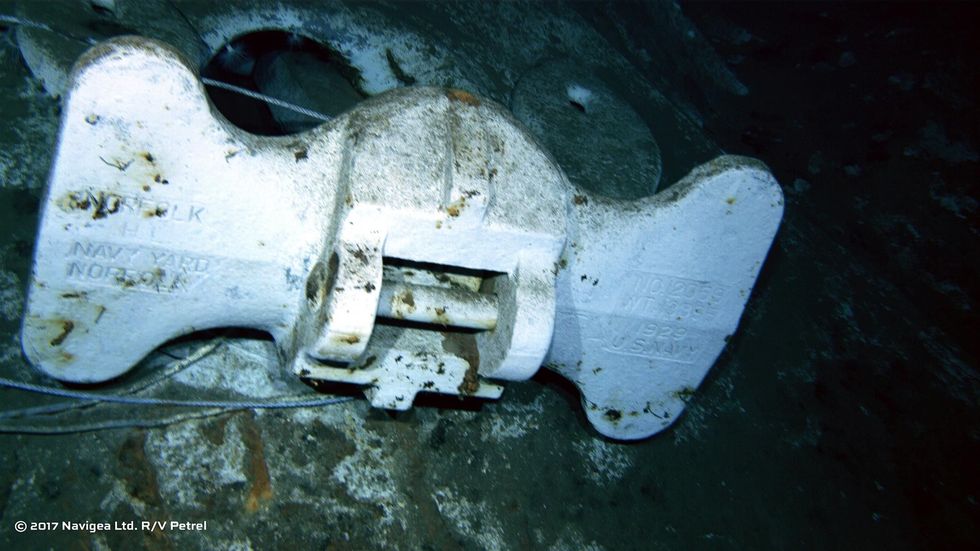 Een foto die werd gemaakt door een op afstand bedienbare onderzeer toont de onderkant van een anker waarop duidelijk de woorden US Navy en Norfolk Navy Yard te zien zijn
