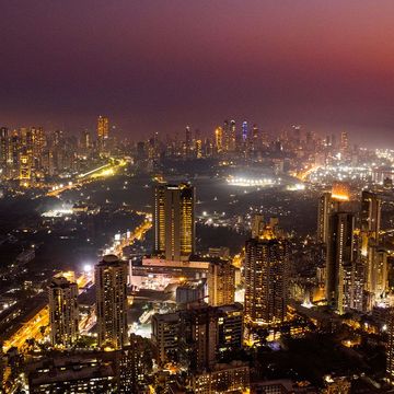 Gezien vanuit de hoogste woonflat van India een luxueus appartementencomplex met 75 verdiepingen is Mumbai s nachts een baken van licht De stad weerspiegelt de ambities van de groeiende middenklasse die steeds meer vraagt van het elektriciteitsnet