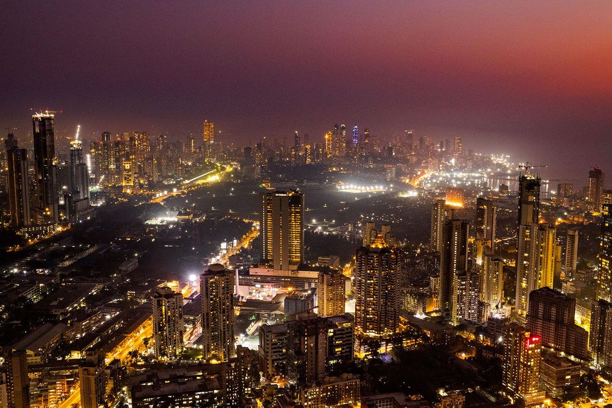 Gezien vanuit de hoogste woonflat van India een luxueus appartementencomplex met 75 verdiepingen is Mumbai s nachts een baken van licht De stad weerspiegelt de ambities van de groeiende middenklasse die steeds meer vraagt van het elektriciteitsnet