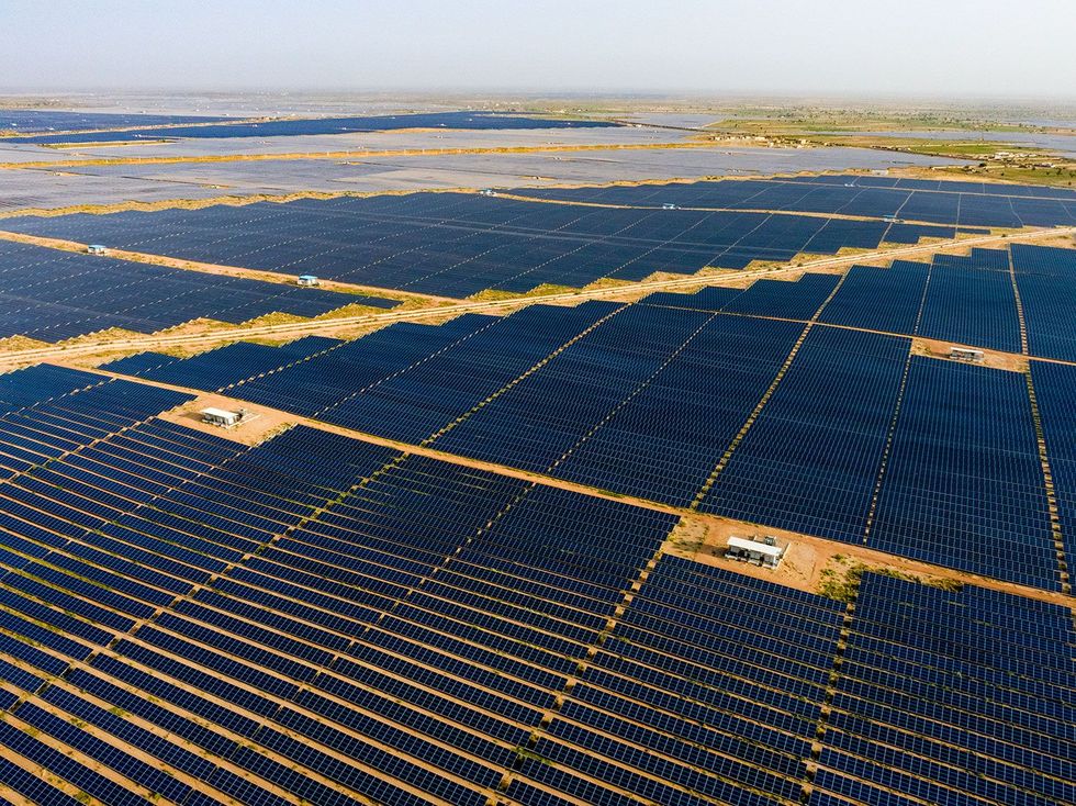 Zonneenergie speelt een sleutelrol in Indias toekomstige energievoorziening Nutsbedrijven ontvangen subsidie om centrales te bouwen bij grote zonneparken Dit park bij Bhadla in de deelstaat Rajasthan is met een oppervlakte van 57 vierkante kilometer een van de grootste ter wereld