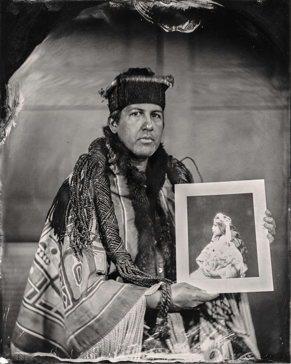 Andy Everson kunstenaar en lid citizen van de Kmoks First Nation poseert voor een tintypefoto met een foto van zijn grootmoeder Laat de foto tot leven komen met de Layarapp