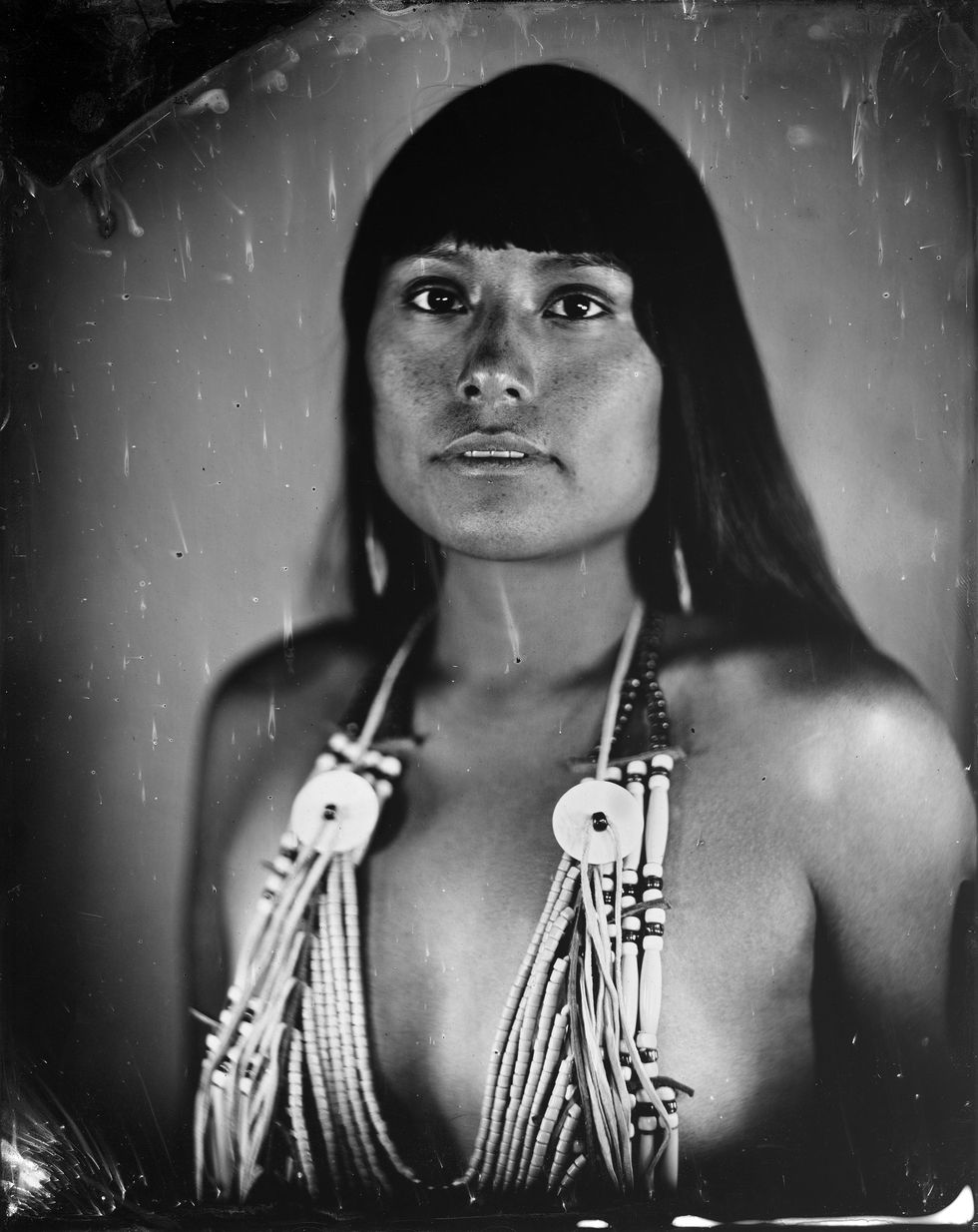 Angel Mills is een genderflude lid van de Oglala Lakotagemeenschap en poseert hier voor een tintypefoto die werd gemaakt om het lichaam weer te geven waarin Angel werd geboren en het spectrum van mannelijkheid en vrouwelijkheid