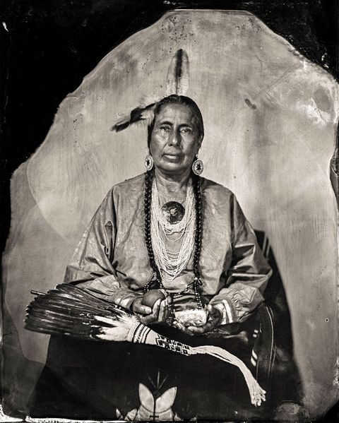 Casey CampHorinek lid citizen van de Ponca Tribe in Oklahoma en leider van de Ponca Scalp Dance Society poseert voor een tintypeportret CampHorinek is een gedelegeerde voor het Permanent Forum on Indigenous Issues van de VN