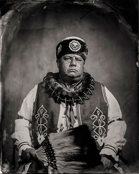 Chairman John Shotton lid citizen van de OtoeMissouria Tribe de verwante Iowa Tribe en de OtoeMissouria Owl Clan poseert voor een tintypeportret