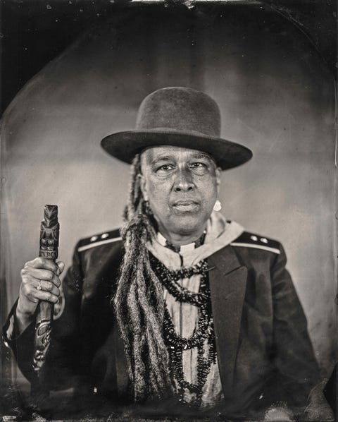 Storme Webber een kunstenaar en dichter die zwarte Sugpiaq en Choctaw voorouders heeft poseert voor een portret