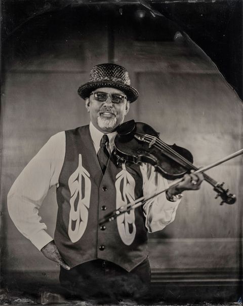 Swil Kanim violist en lid citizen van de Lummi Nation poseert met zijn viool voor een tintypefoto