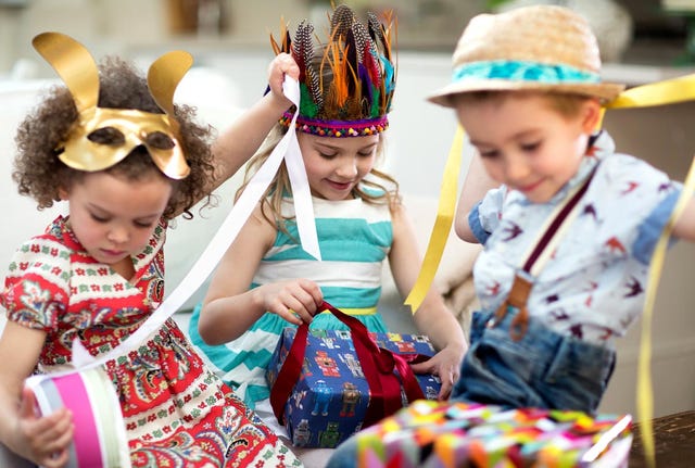 Niños jugando a los indios