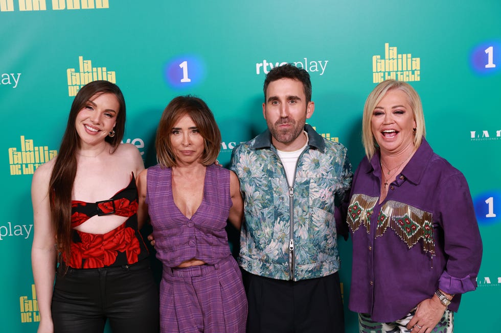 ines hernand, maria patino, aitor albizua y belen esteban posan juntos en la fiesta de presentacion de la familia de la tele