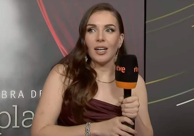 ines hernand en la alfombra roja de los goya 2024