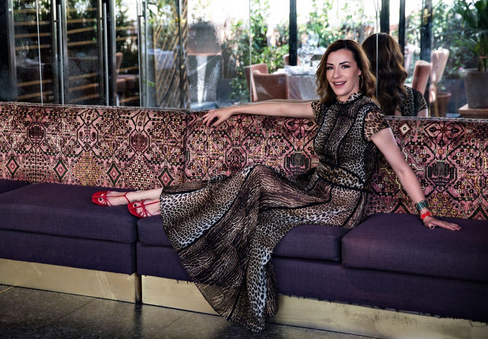 Inés lleva un vestido de leopardo de Longchamp, sandalias de Zara, pulsera de Geogettes by Altessey anillo. 