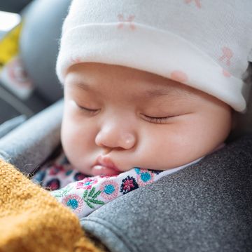 infant sleeping in car seat