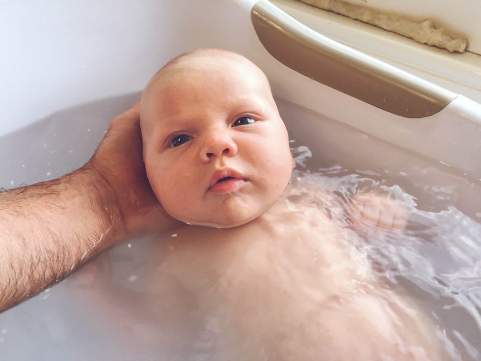 bebé dándose un baño relajante antes de ir a dormir