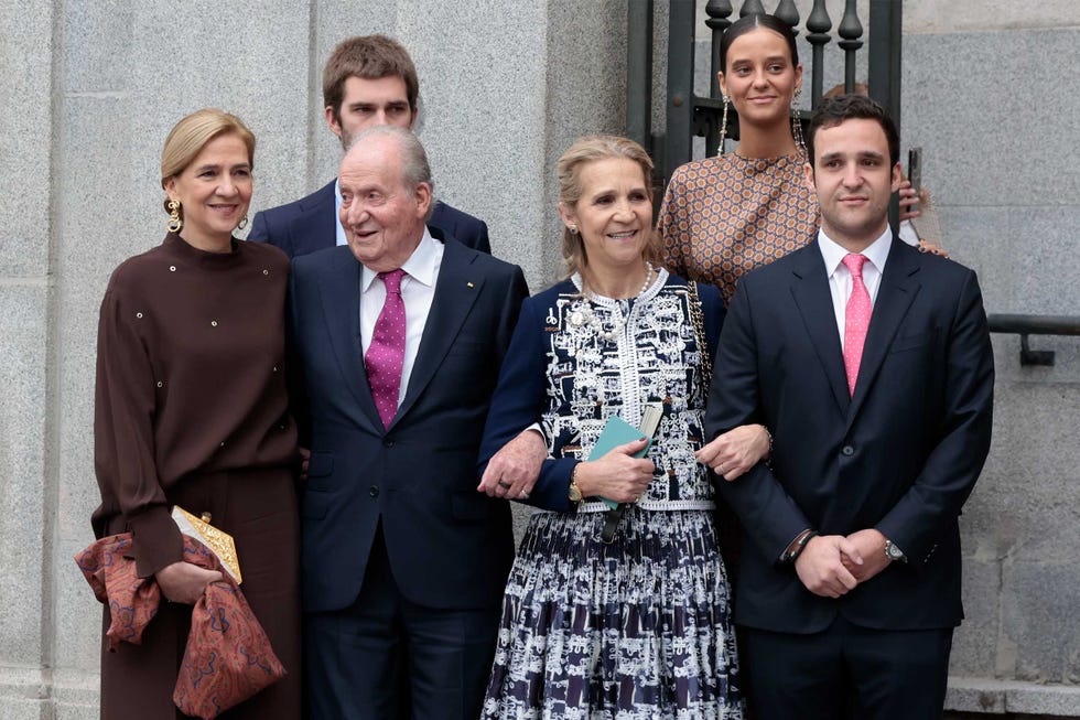 juan carlos con sus hijas y sus nietos en la boda de almeida