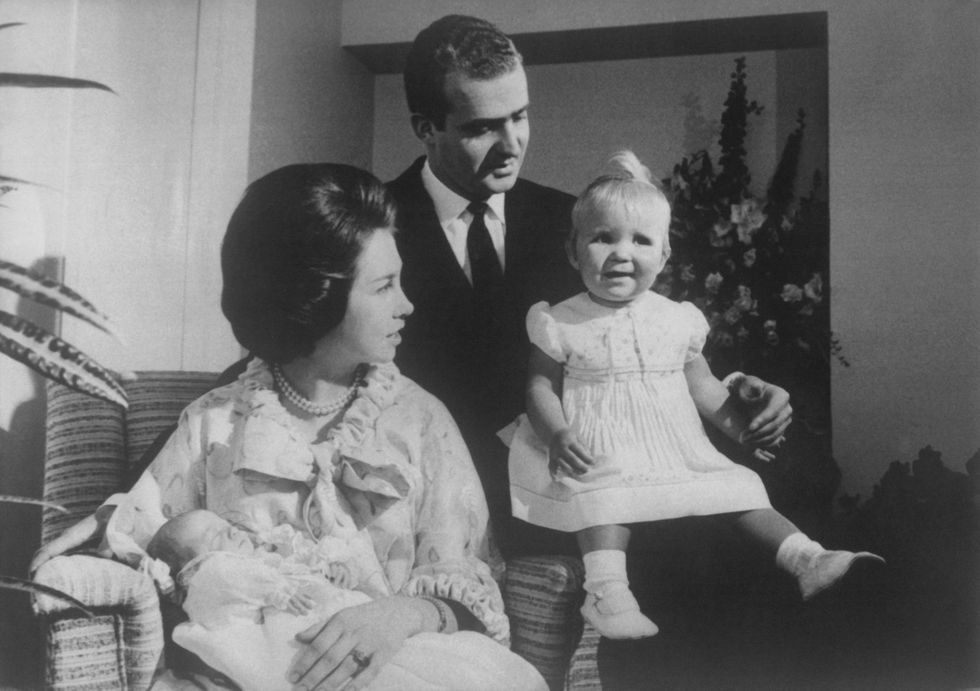 el rey juan carlos de españa y la reina sofia de grecia posan con su segunda hija la infanta cristina en españa en una foto en blanco y negro