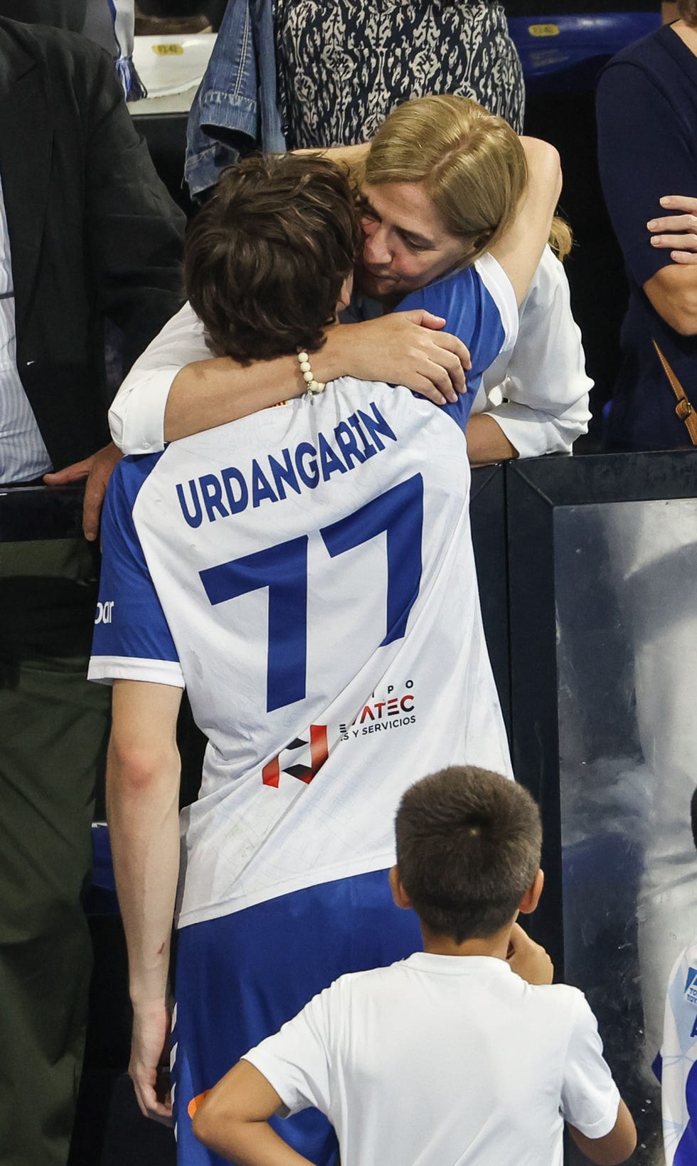 el abrazo entre la infanta cristina y su hijo pablo urdangarin en un partido de balonmano