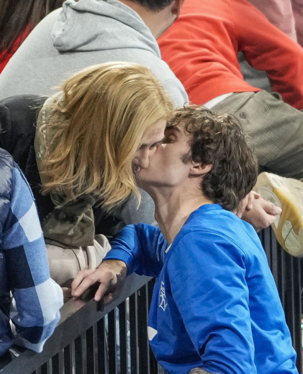 el beso de pablo urdangarin a su madre, la infanta cristina