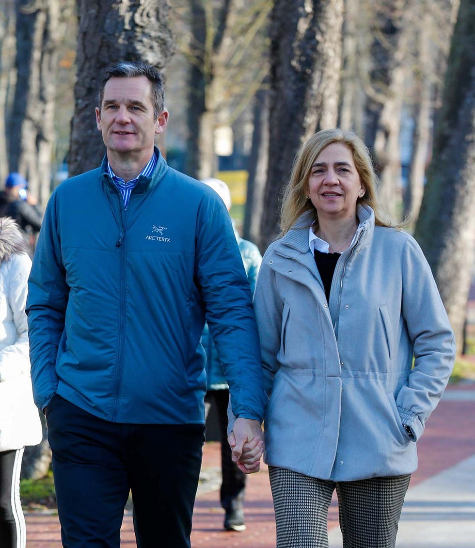 iñaki urdangarin y la infanta cristina dando un paseo de la mano