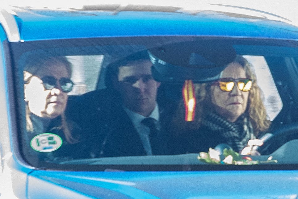 Infanta Cristina, Infanta Elena y Froilán en el entierro de la infanta Pilar de Borbón