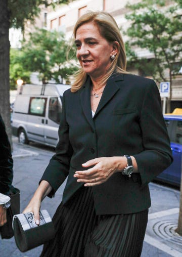 la hermana del rey de negro en una calle de madrid