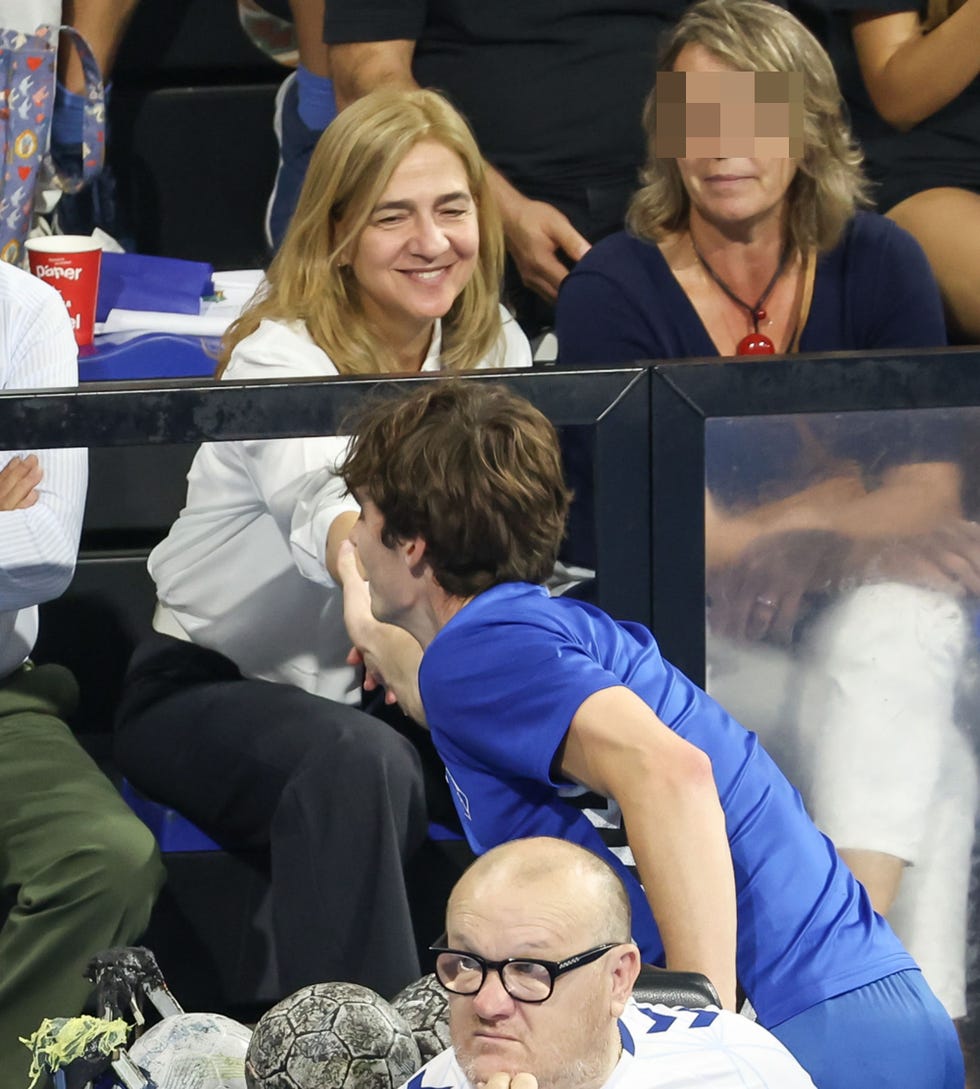 la hija de los reyes juan carlos y sofia choca la mano con su hijo pablo antes de su partido de balonmano