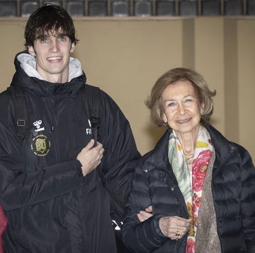 La Reina Sofía disfruta de sus nietos, ajena a las declaraciones de Bárbara Rey a group of three people standing together indoors