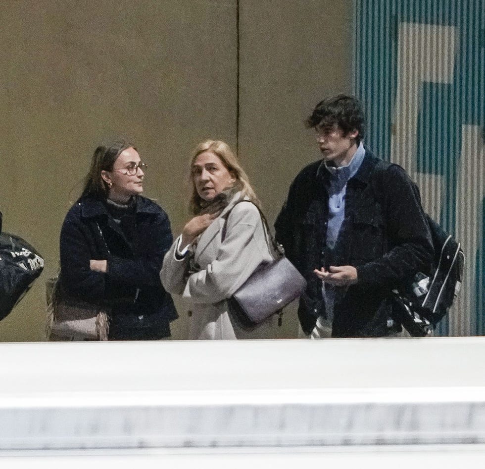 la infanta cristina, su hijo pablo y su novia johanna a la salida del partido de balonmano