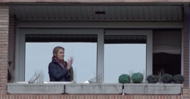 Infanta Elena en el balcón de su casa aplaudiendo