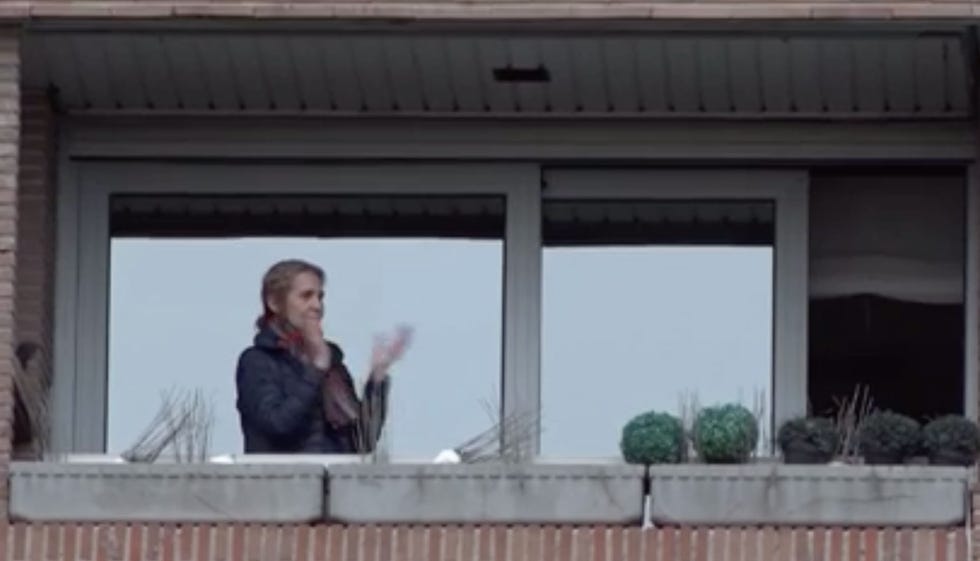 Infanta Elena en el balcón de su casa aplaudiendo