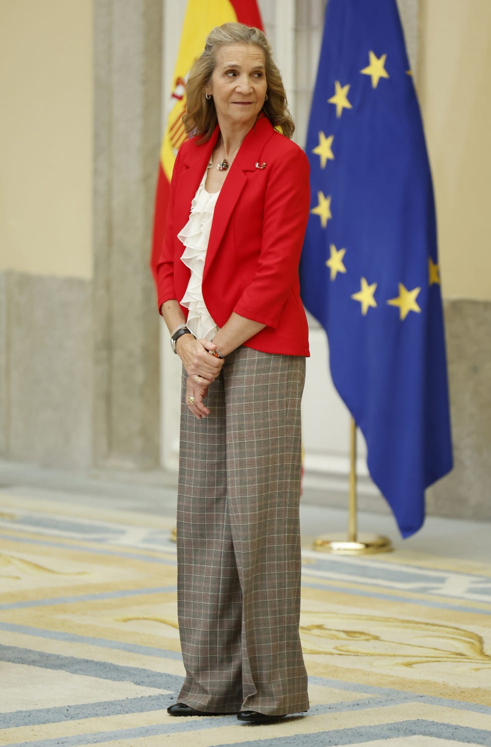 la hija mayor de juan carlos y sofía con una americana roja