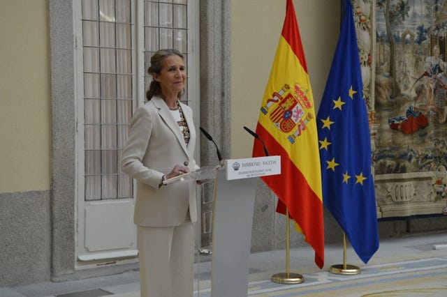 la infanta elena cambia de look