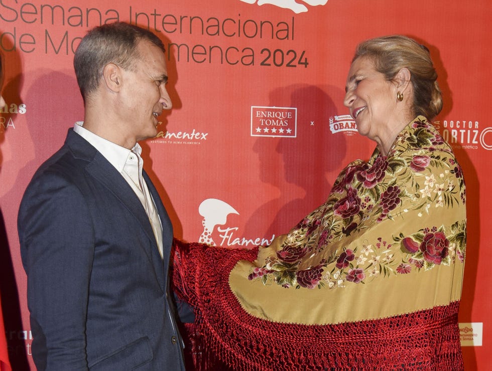 la infanta elena agradece el regalo de un manton en sevilla