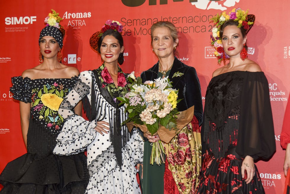 la infanta elena y la modelo vestida de flamenca en sevilla