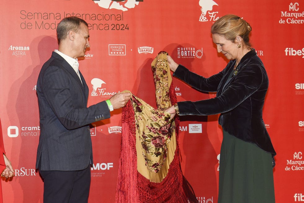 la infanta elena feliz con su manton en sevilla